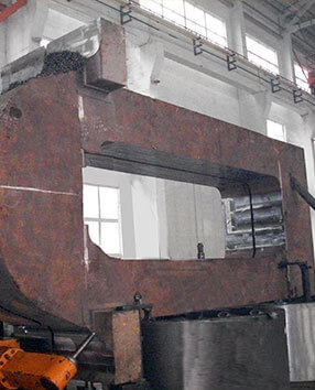 Rolling mill housing